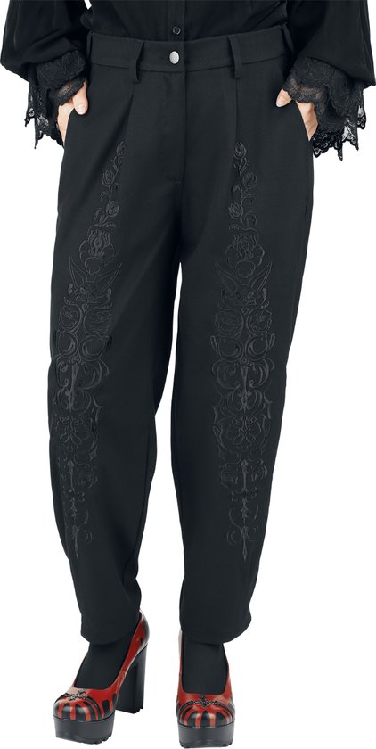 Zwarte broek met geborduurde bloemenpatronen aan de zijkanten, gedragen door een model.