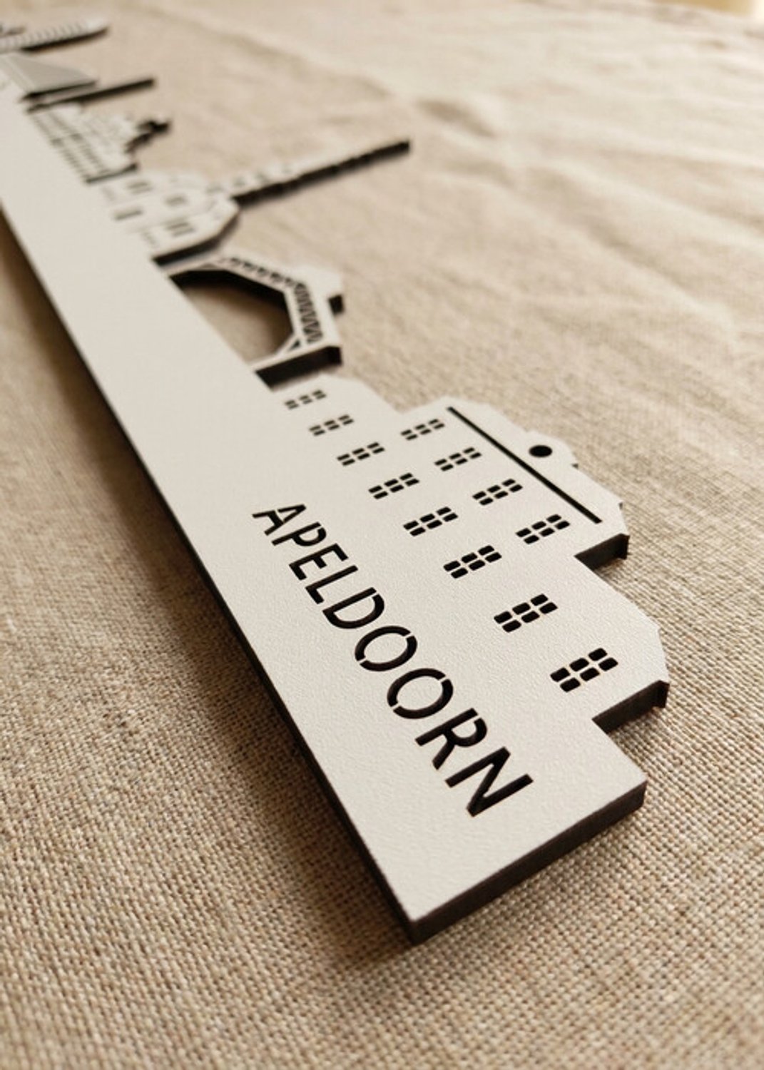 Houten Skyline Apeldoorn | Wanddecoratie voor aan de muur | Wit MDF | 100 x 17 cm