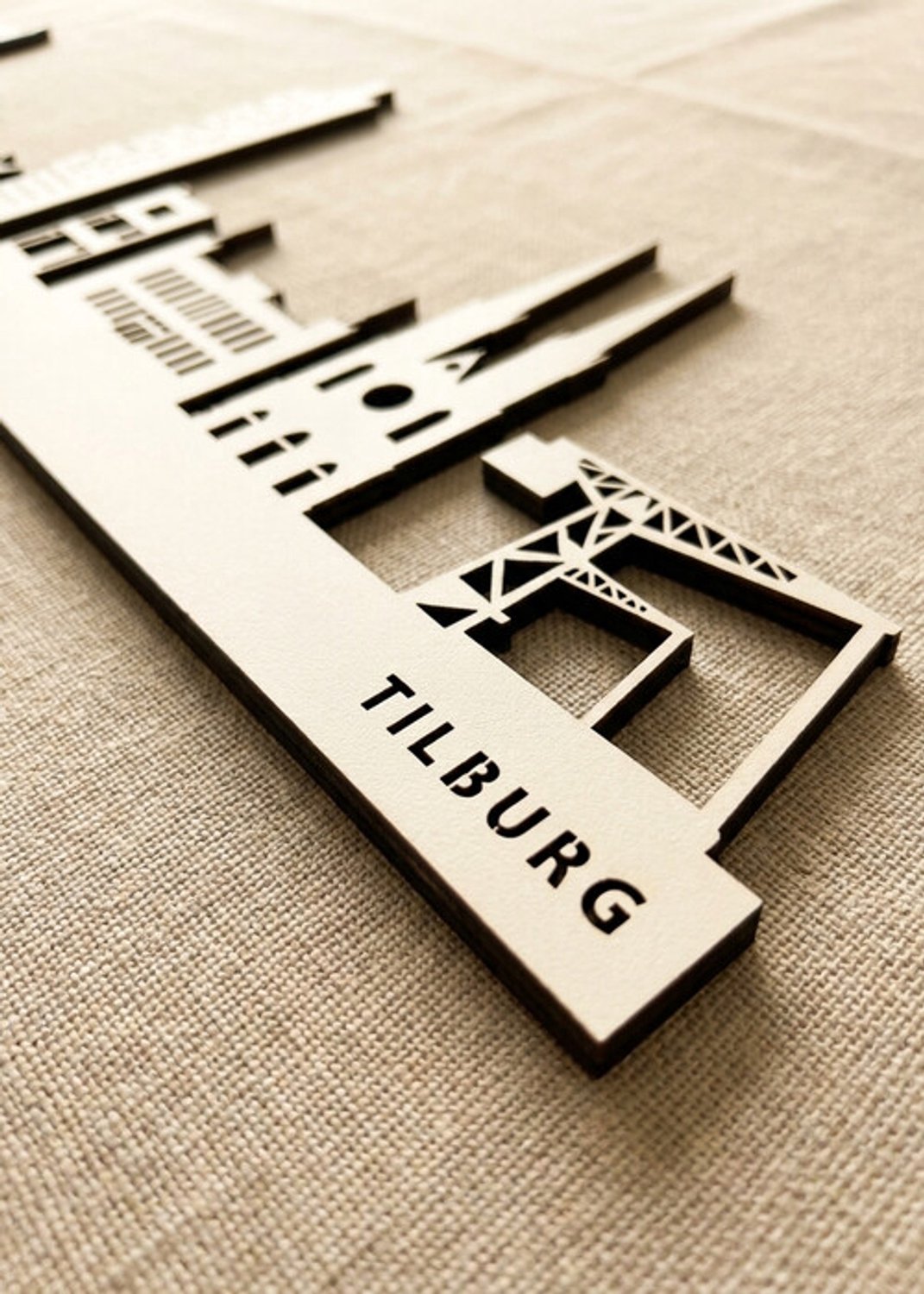 Houten Skyline Tilburg | Wanddecoratie voor aan de muur | Wit MDF | 70 cm breed