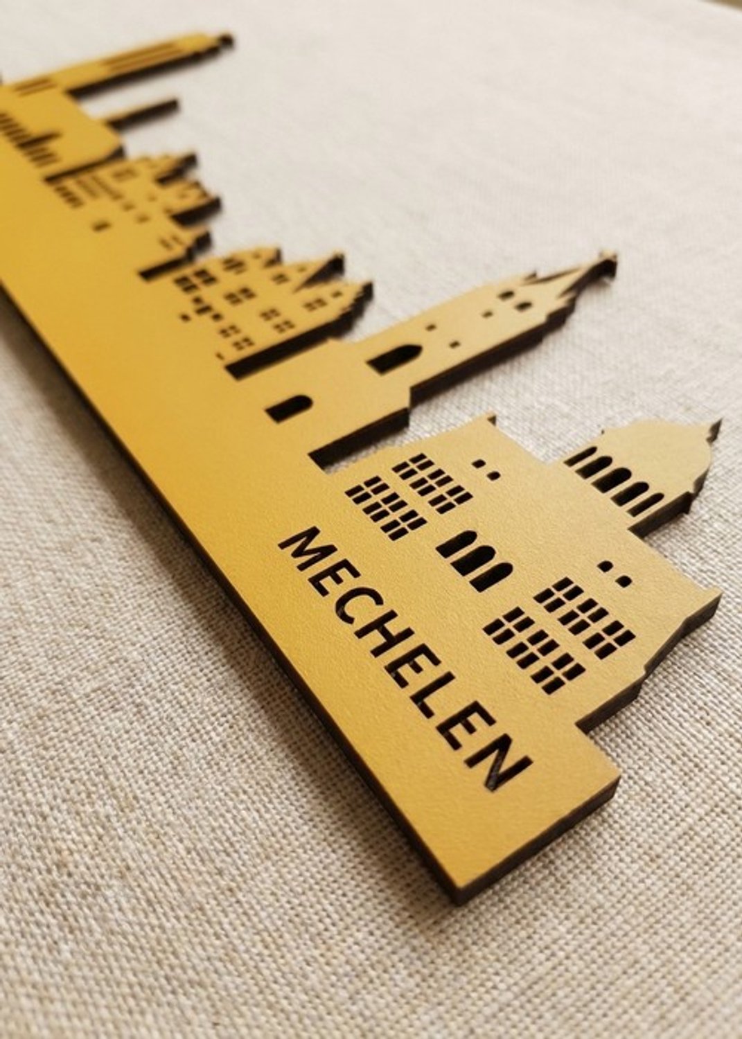 Houten Skyline Mechelen | Wanddecoratie voor aan de muur | Geel MDF | 100 x 19 cm