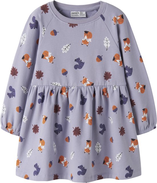 Lila jurk met lange mouwen, rondlopende hals, geplooide taille en herfstige all-over print op zwarte achtergrond.