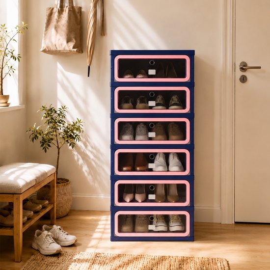 Étagère à chaussures bleu foncé avec bordures roses, remplie de chaussures. À côté d'une plante et d'une porte.