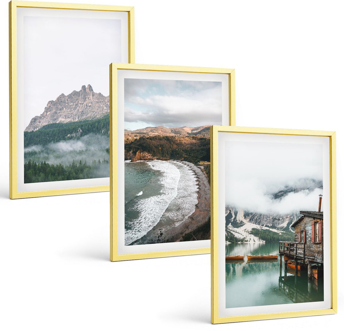 Coloray 3-Delige Schilderij Set - Berglandschap Met Een Strand, Een Houten Huis En Een Boot. - 40 x 40 cm En 40 x 60 cm - Muurdecoratie - Schilderijen Set - Woonkamer - Woonkamer Decoratie