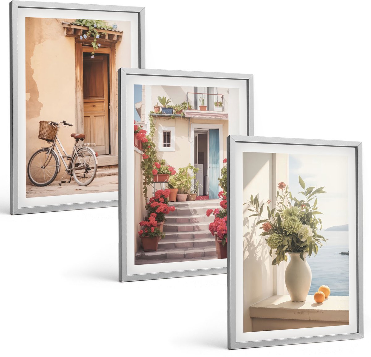 Coloray 3-Delige Schilderij Set - Charmante Straatjes Langs De Kust Met Bloemen En Fietsen. - 40 x 60 cm - Wanddecoratie - Muurdecoratie - Moderne Interieurdecoratie - Woonkamer Decoratie
