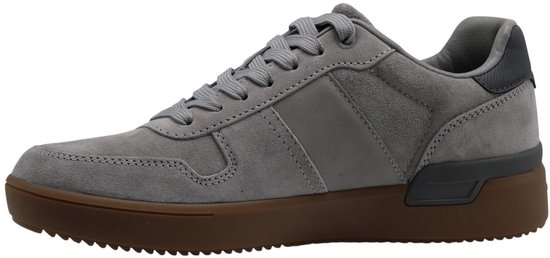Grijze suède sneaker met bruine zool en donkergrijs detail aan de hiel.