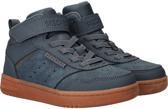 Twee grijze Skechers veterboots met klittenbandsluiting en bruine zolen.