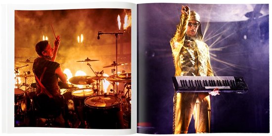 Boekpagina's tonen een drummer bij vlammen en een toetsenist in een glanzend gouden pak tijdens een live concert.