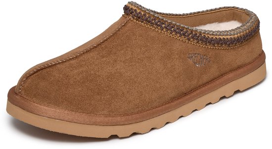 Bruine Skechers pantoffel met suède bovenwerk, opvallende stiksels, gevlochten kraag en warm voetbed.