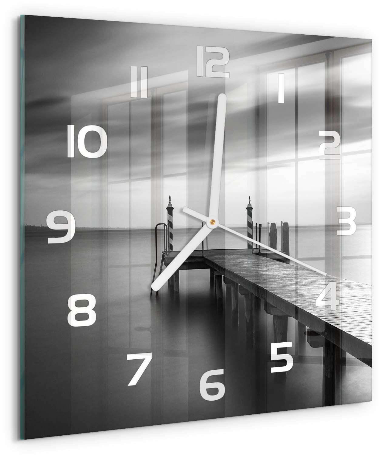 Tulup Wandklok - Steiger aan het meer Gekleurde Glazen Klok - 30x30 cm - Zwart-wit Glazen Klok Met Print - Witte handen - Vierkante Klok - Moderne Wandklok Glas - Wandklok Glas Decoratie