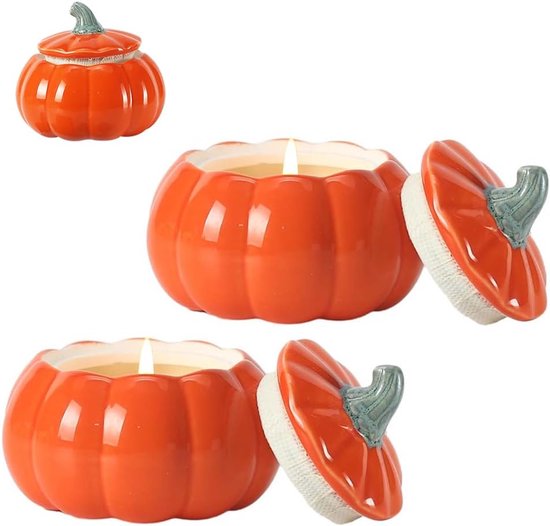 Oranje pompoen-vormige kaarsen met deksel, met een brandende lont.