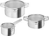 Twee Tefal RVS pannen en een steelpan op een witte achtergrond.