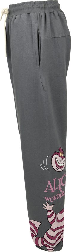 Zijaanzicht van grijze joggingbroek met Cheshire Cat-afbeelding en Alice in Wonderland-tekst.
