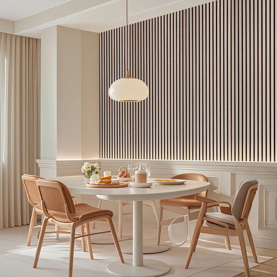 Eikenhouten lattenwandpanelen in een eetkamer met een ronde tafel en stoelen.