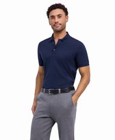 Marineblauwe Falke polo met knoopjes, gedragen door een man met grijze broek en zwarte riem.