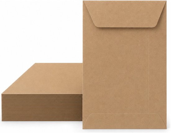 Stapel bruine papieren enveloppen met één exemplaar rechtopstaand.