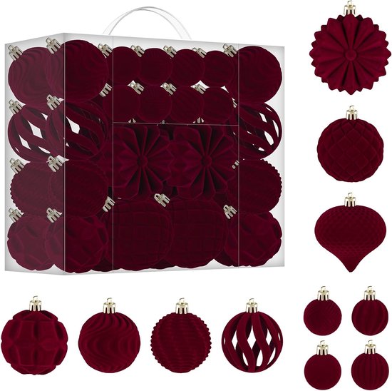 Set van 48 bordeauxrode fluwelen kerstballen in diverse vormen met gouden ophangdopjes.
