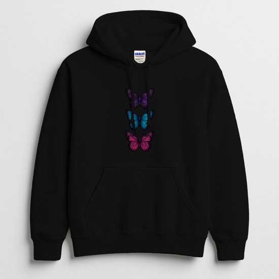 Zwarte hoodie met een print van drie gekleurde vlinders (paars, blauw, roze) op de borst.
