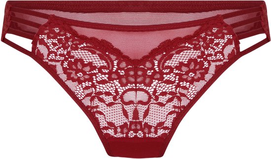 Slip brésilien rouge avec empiècements en dentelle ajourée et brides élégantes sur les hanches.