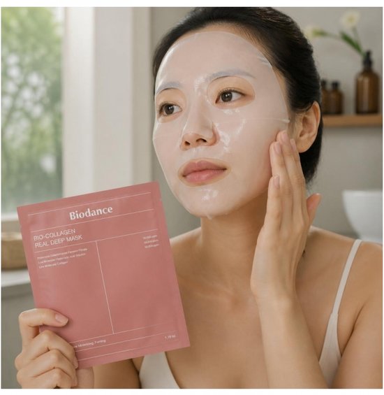 Vrouw met het Biodance Bio-Collagen Real Deep Mask op het gezicht, houdt de verpakking vast.