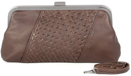 Donkerbruine leren clutch met schuin geweven detail, metalen frame en logo van Spikes & Sparrow.