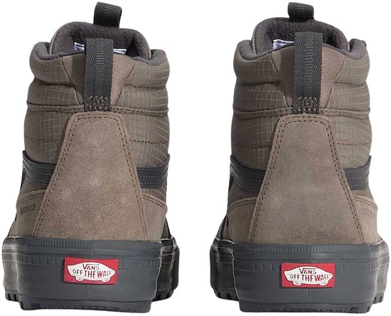 Achterkant van bruine Vans sneakers met rode 'Off The Wall' hieltab en stevige zwarte zool.