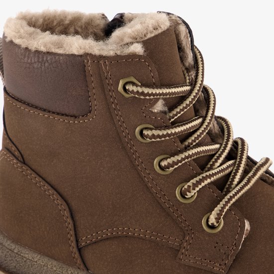 Detail van een bruine gevoerde veterboot van Blue Box, met veter, oogjes en ritssluiting.