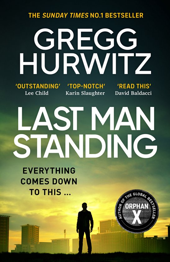 Boekomslag van 'Last Man Standing' door Gregg Hurwitz met een silhouet van een man voor een zonsondergang en stadssilhouet.