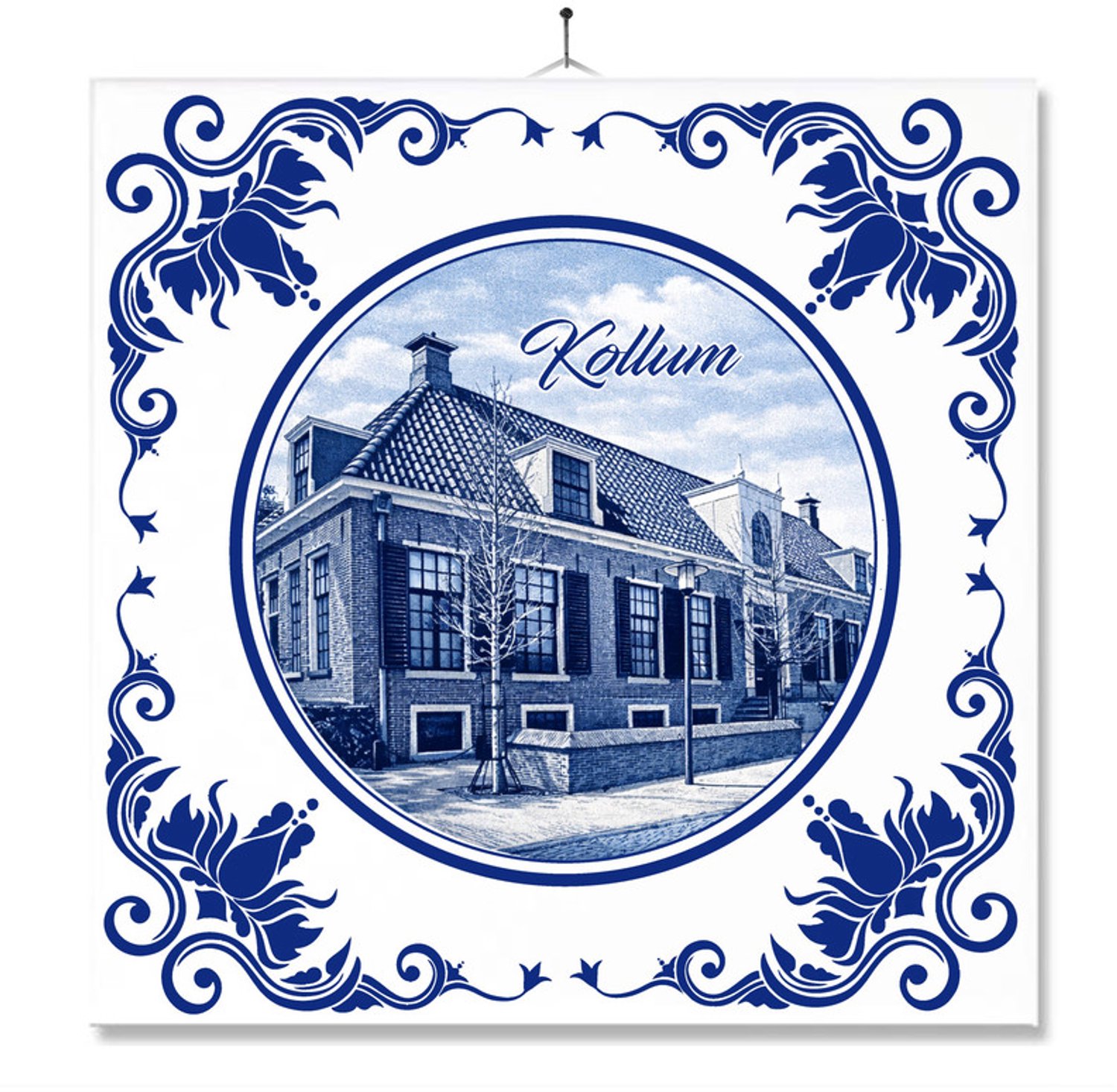 MC Living Tegel Met Opdruk | Kollum | Delft Blauw | Cadeau | Inclusief Geschenkdoos | Standaard | Ophangsysteem Ontwerp 1