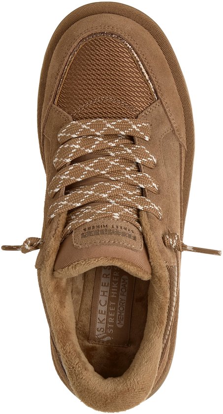 Bovenaanzicht van bruine suède sneaker met veters, 'SKECHERS STREET HIKERS MEMORY FOAM' binnenzool.