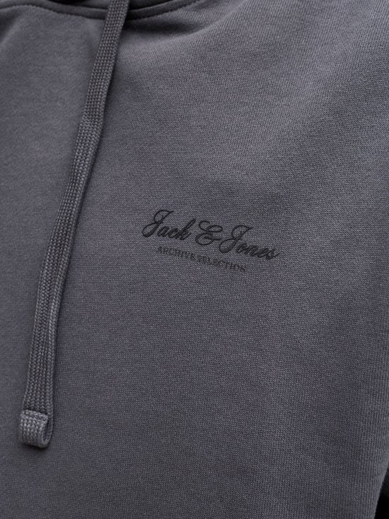 Close-up van donkergrijze hoodie met geborduurd 'Jack & Jones' logo en trekkoord.