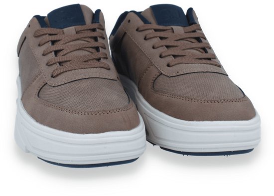Voorzijde van bruine SJ Lifestyle herensneakers met vetersluiting en contrasterende witte zolen.