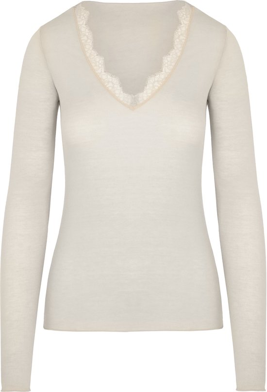 Beige shirt met lange mouwen, V-hals en kanten afwerking aan de halslijn.