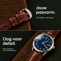 Samenstelling van een bruine lederen band met gesp en een horloge met blauwe wijzerplaat en datumweergave.