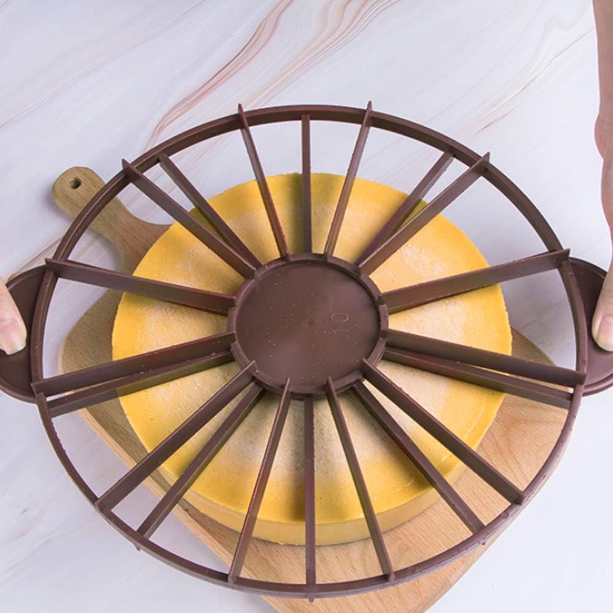 1-Piece - Cake Divider - Divides 10 or 12 cakes - 32.5*27*2.7 cm - Cake Cutter - Plastic - Cake Knife - Adjustable - Kitchen Utensils - Baking Supplies - Brown