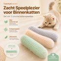 Een set van drie pluizige kattenspeeltjes in mintgroen, crème en lichtgrijs, met een kitten die speelt.