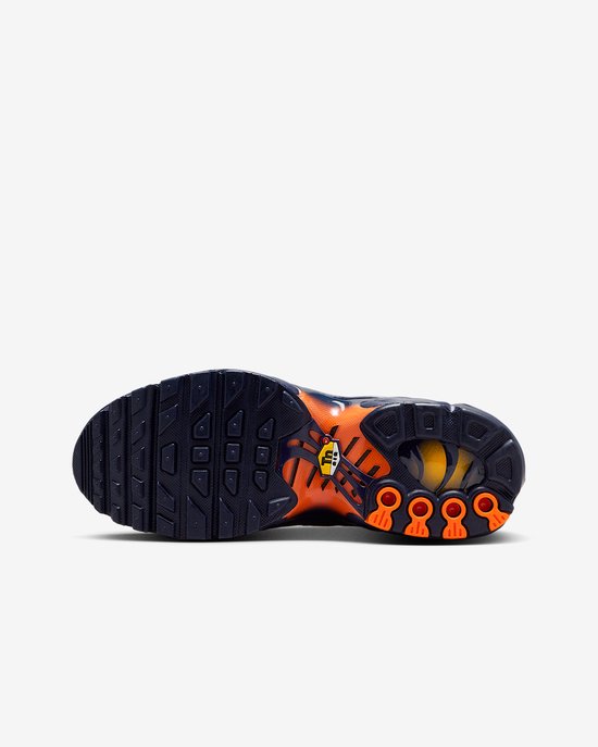 Onderkant van een donkerblauwe Nike Air Max Plus sneaker. Oranje en donkerblauwe zool met groen detail.