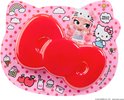L.O.L. Surprise! pop met Hello Kitty muts, op een roze Hello Kitty vormige verpakking.