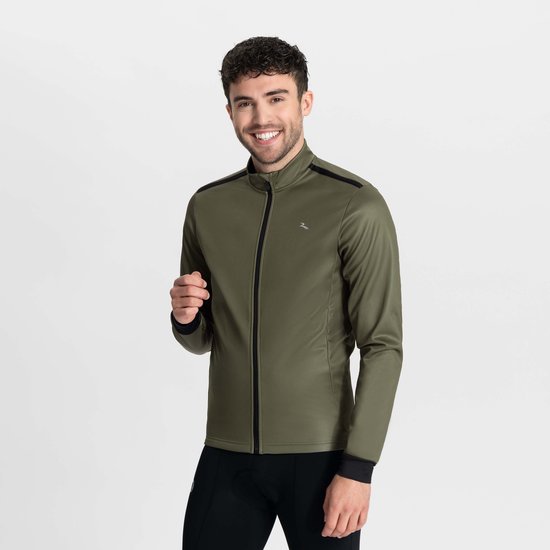 Man met groene fietsjas, zwarte broek en zwarte sokken. Jas heeft rits, staande kraag en zwarte details.