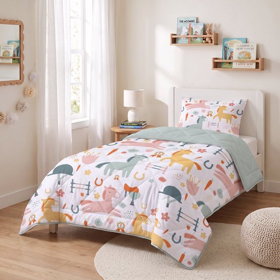 Eenpersoonsbed in een lichte kinderkamer, opgemaakt met wit dekbed vol kleurrijke paarden, wortels en rozetten.