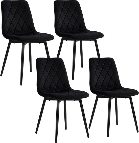 Set van vier zwarte fluwelen eetkamerstoelen met diamantstiksel en zwarte metalen poten.
