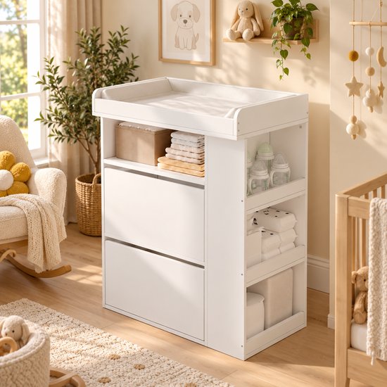 Witte commode met twee lades, open zijvakken en verschoonkussen in een sfeervolle babykamer.
