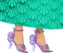 Ariel's voeten met paarse, doorschijnende hakken met glitter en pailletten.