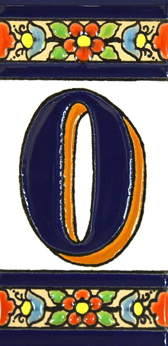 Keramische tegels, letters en cijfers handgeschilderd met behulp van drogetouwtechniek, perfect om borden, adressen en namen te maken. Maak je eigen compositie. Ontwerp Flo