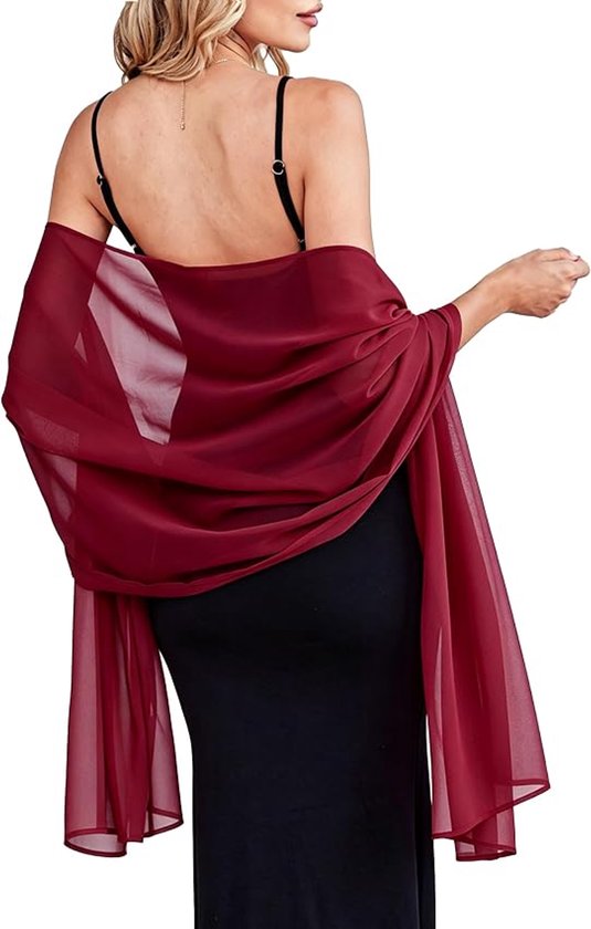Achterkant van een model in een zwarte jurk met een doorschijnende bordeauxrode chiffon omslagdoek die over de schouders valt.