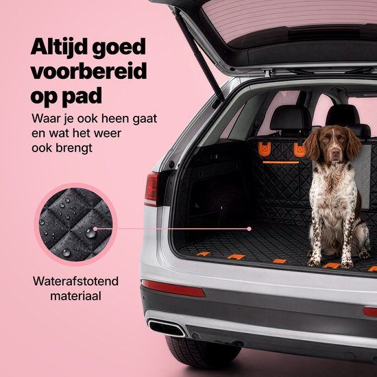 Chien brun et blanc assis sur une couverture pour chien noire avec bordure orange dans le coffre d'une voiture. Insert montre des gouttes d'eau sur le textile.