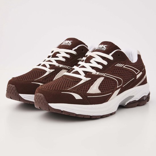 Paar bruine leren sneakers met beige en witte accenten en witte veters.