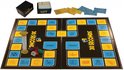 Bordspel 30 SECONDS met zandloper, dobbelstenen, fiches en kaarten. Het speelbord is zwart met gele en blauwe vakjes.
