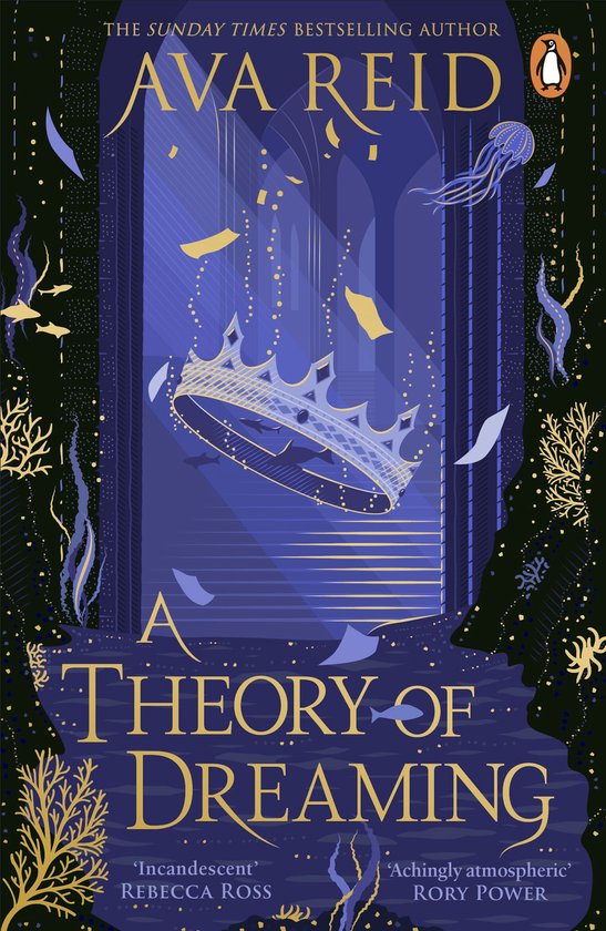 Boekomslag 'A Theory of Dreaming' van Ava Reid met een kroon en zwevende stukjes goud op een blauwe, koninklijke achtergrond. Onderwater planten en kwallen aan de zijkanten.