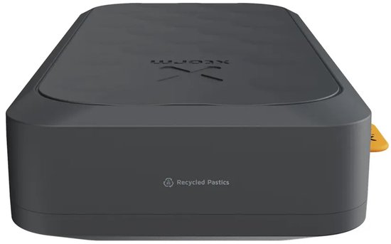 Achterkant van de zwarte Xtorm powerbank met 'Recycled Plastics' tekst.