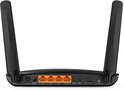 Achterkant van de TP-Link router met stroomingang, vier LAN-poorten, resetknop en micro-simkaartsleuf.
